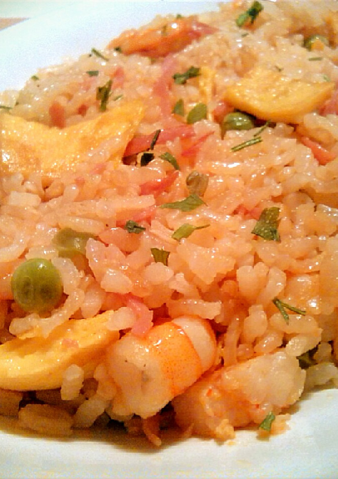 Una foto de Arroz frito chino tres delicias