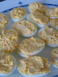 Una foto de Huevos rellenos de gambas y surimi