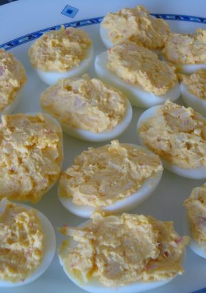 Una foto de Huevos rellenos de gambas y surimi