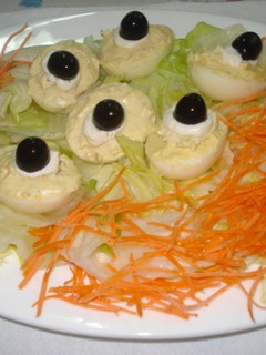 Una foto de Ensalada con huevos rellenos