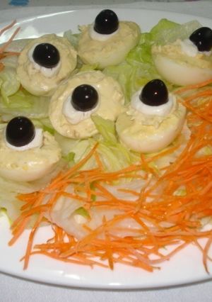 Una foto de Ensalada con huevos rellenos