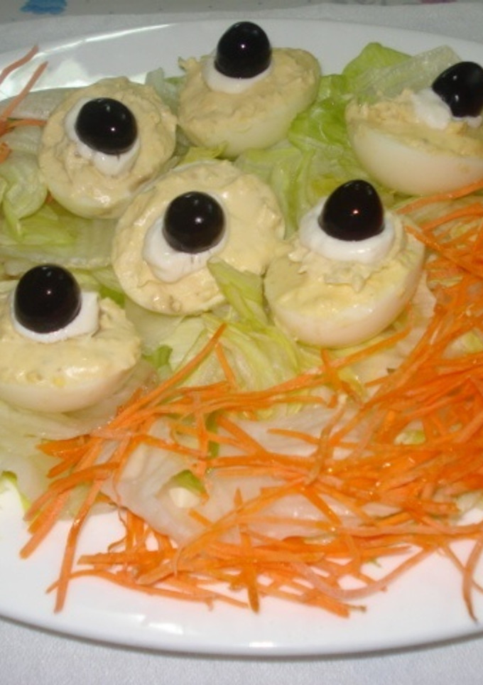Una foto de Ensalada con huevos rellenos
