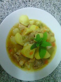 Una foto de patatas con carne