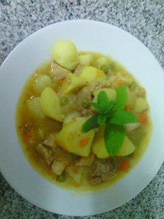 Una foto de patatas con carne