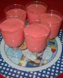 Postre light de gelatina, yogurt y fresas
