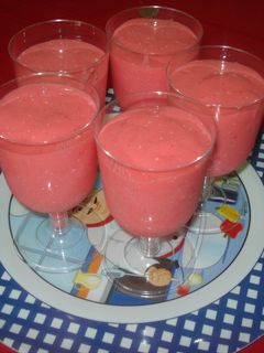 Una foto de Postre light de gelatina, yogurt y fresas