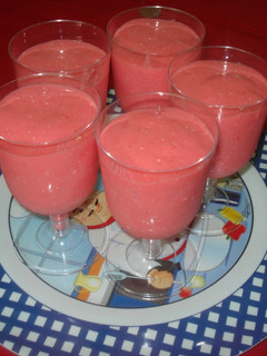 Una foto de Postre light de gelatina, yogurt y fresas
