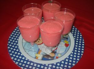 Una foto de Postre light de gelatina, yogurt y fresas