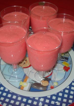 Una foto de Postre light de gelatina, yogurt y fresas