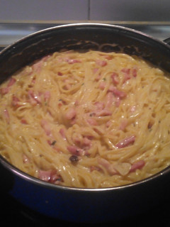 Una foto de Coditos carbonara al ajillo