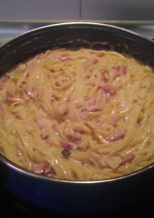 Una foto de Coditos carbonara al ajillo