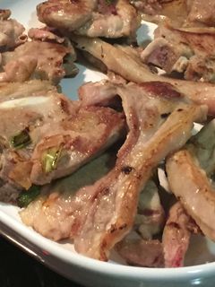 Una foto de Chuletas de cordero con ajos tiernos