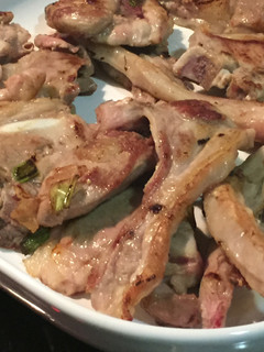 Una foto de Chuletas de cordero con ajos tiernos