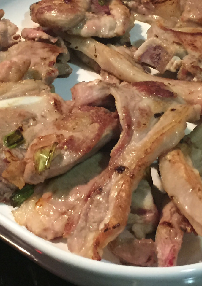 Una foto de Chuletas de cordero con ajos tiernos