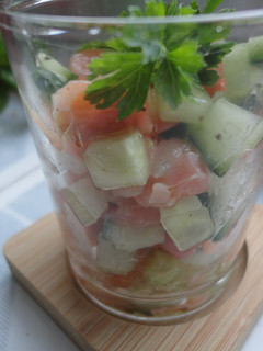 Una foto de Tártaro de salmón ahumado con pepino