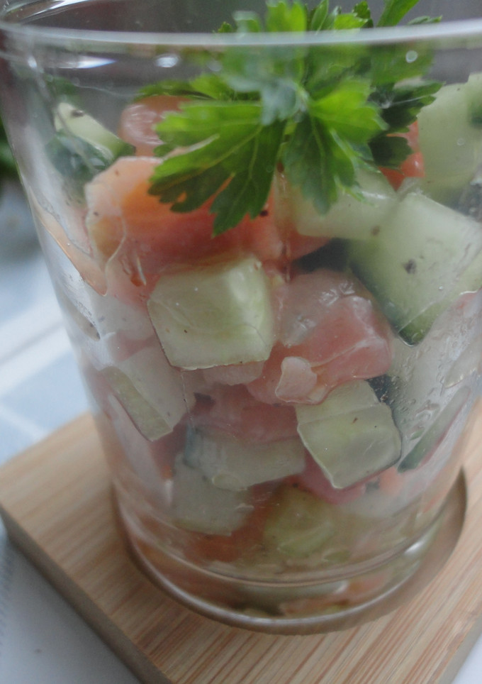 Una foto de Tártaro de salmón ahumado con pepino