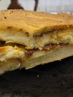 Una foto de Fougasse de anchoas y piñones