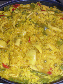 Una foto de Arroz con verduras y calamares