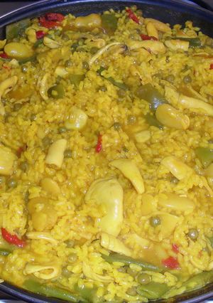 Una foto de Arroz con verduras y calamares