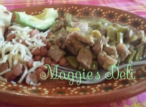 Una foto de Bistec con nopales en salsa verde