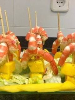 Una foto de Ensalada de lechuga con langostinos y mango