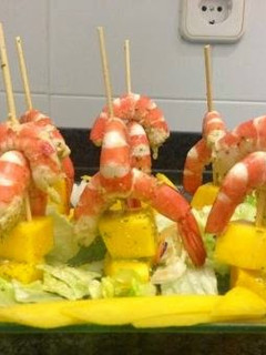 Foto principal de Ensalada de lechuga con langostinos y mango