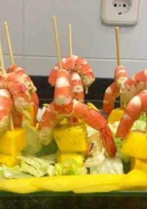 Una foto de Ensalada de lechuga con langostinos y mango