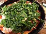 Pizza de rúcula y jamón crudo