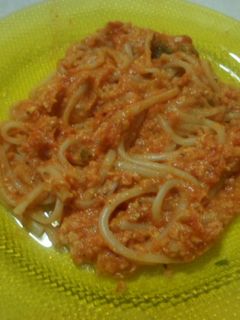 Una foto de Tallarines con salsa con huevo