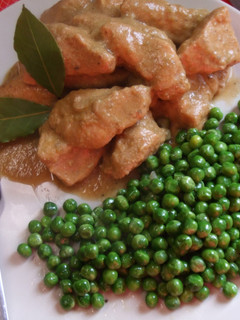 Una foto de Pechuga de pollo con salsa de cebolla y judías verdes