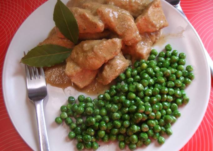 Foto principal de Pechuga de pollo con salsa de cebolla y judías verdes