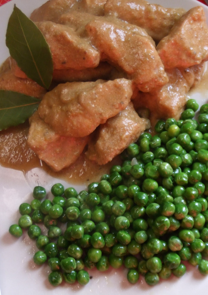 Una foto de Pechuga de pollo con salsa de cebolla y judías verdes