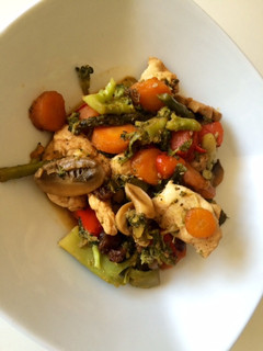 Una foto de Wok de pollo especiado con verduras y jengibre