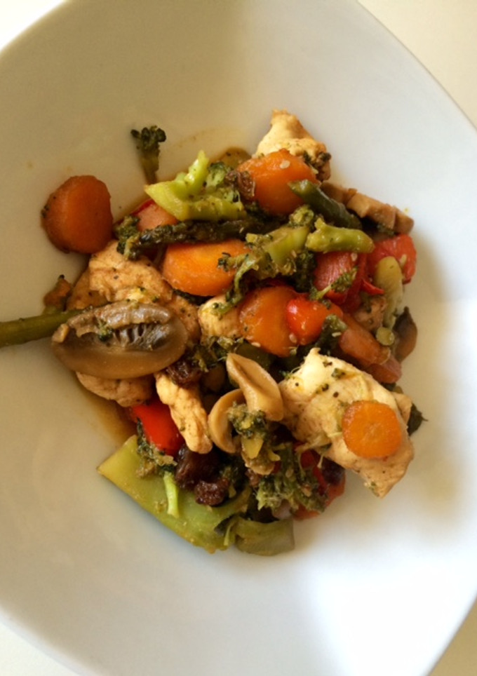 Una foto de Wok de pollo especiado con verduras y jengibre