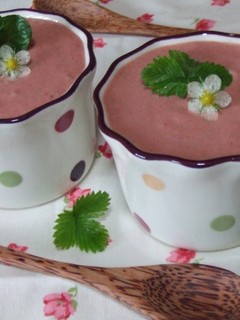 Una foto de Espuma de plátano, pera y fresas