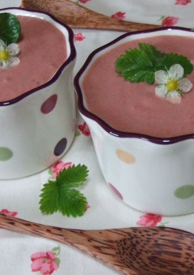Una foto de Espuma de plátano, pera y fresas