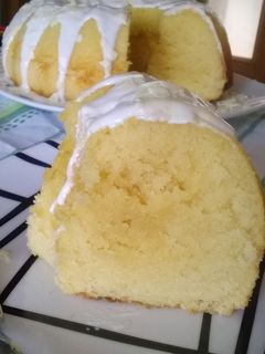 Una foto de Bundt Cake de chocolate blanco y leche condensada