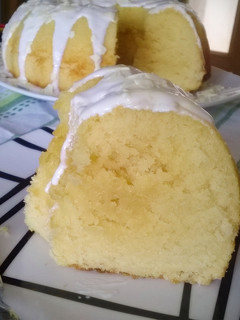 Una foto de Bundt Cake de chocolate blanco y leche condensada