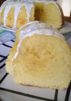 Una foto de Bundt Cake de chocolate blanco y leche condensada
