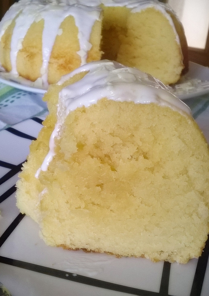 Una foto de Bundt Cake de chocolate blanco y leche condensada