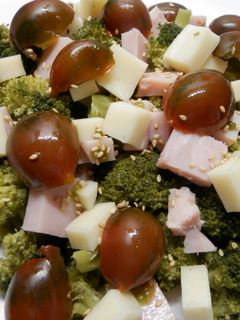 Una foto de Ensalada de brócoli, jamón y queso