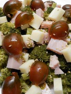 Una foto de Ensalada de brócoli, jamón y queso