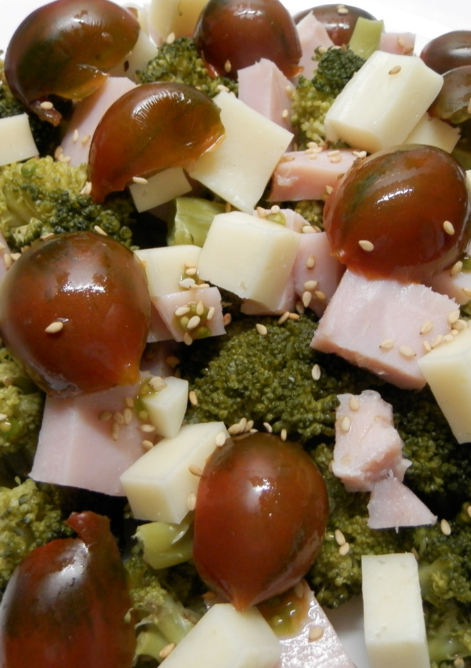Una foto de Ensalada de brócoli, jamón y queso