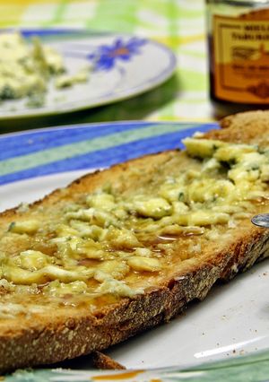 Una foto de Tosta de queso azul y miel