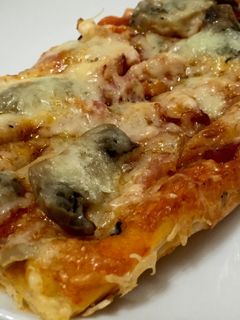 Una foto de Pizza de hojaldre con champiñones y bacon
