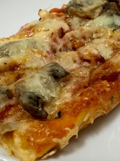Una foto de Pizza de hojaldre con champiñones y bacon