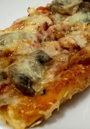 Una foto de Pizza de hojaldre con champiñones y bacon