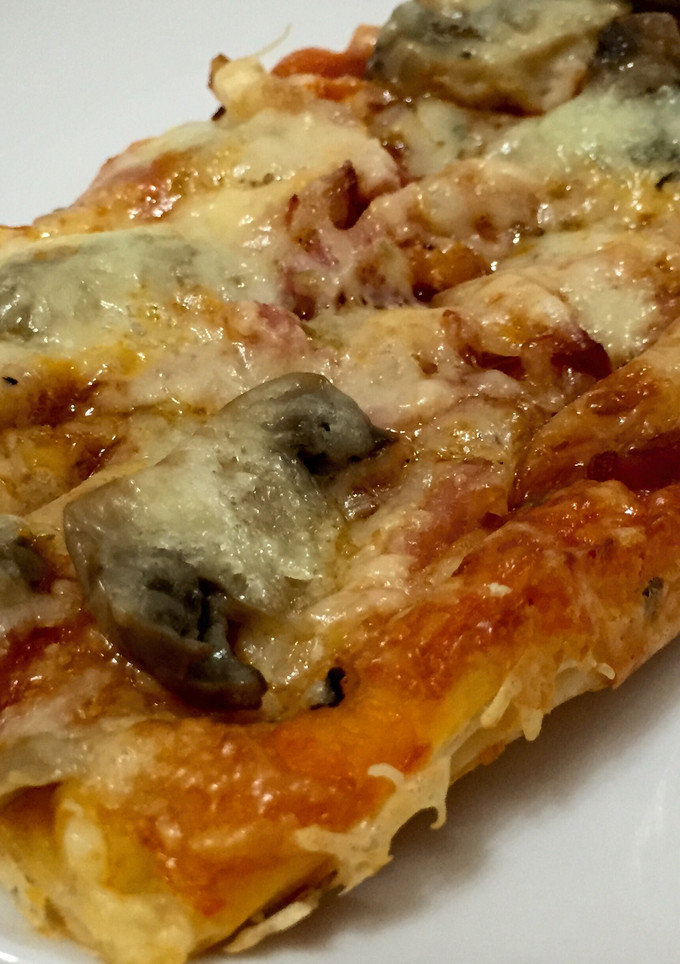 Una foto de Pizza de hojaldre con champiñones y bacon