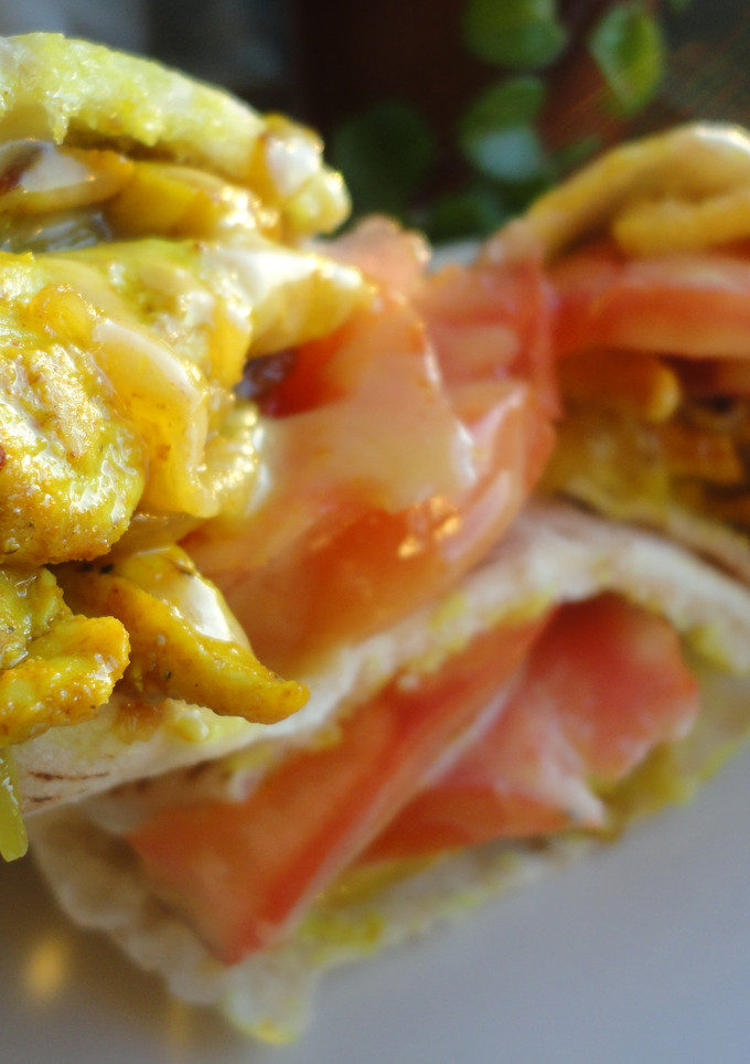 Una foto de Pita con pollo y tomate