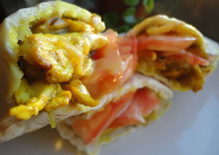 Pita con pollo y tomate